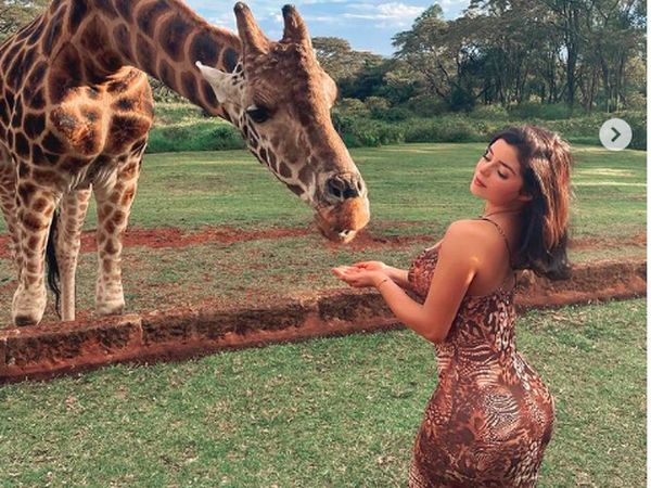 Wild! Demi Rose Tampil Seksi ala Macan hingga Ular