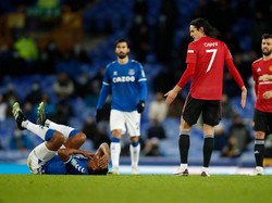 Momen Edinson Cavani Jatuhkan Mina, Kayak Lagi Main Gulat