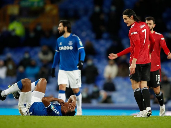 LIVERPOOL, ENGLAND - DECEMBER 23: Edinson Cavani of Manchester United and Yerry Mina of Everton react during the Carabao Cup Quarter Final match between Everton and Manchester United at Goodison Park on December 23, 2020 in Liverpool, England.  A limited number of fans (2000) are welcomed back to stadiums to watch elite football across England. This was following easing of restrictions on spectators in tiers one and two areas only. (Photo by Clive Brunskill/Getty Images)