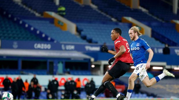 LIVERPOOL, ENGLAND - DECEMBER 23: Anthony Martial of Manchester United scores his team's second goal under pressure from Tom Davies of Everton during the Carabao Cup quarter final match between Everton and Manchester United at Goodison Park on 23 December 2020 in Liverpool, England.  A limited number of fans (2000) are welcome to stadiums to watch elite football in England.  This was after the loosening of spectator restrictions in level one and two areas only.  (Photo by Clive Brunskill / Getty Images)