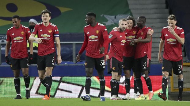 Manchester United players celebrate after their goal during the English League Cup quarterfinal soccer match between Everton and Manchester United at Goodison Park, Liverpool, England, Wednesday, Dec. 23, 2020. (AP Photo/Nick Potts,Pool)