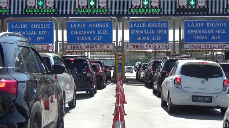 Arus Kendaraan di Tol Cikampek di Hari Natal Ramai Pemudik Arus Kendaraan di Tol Cikampek di Hari Natal Ramai Pemudik