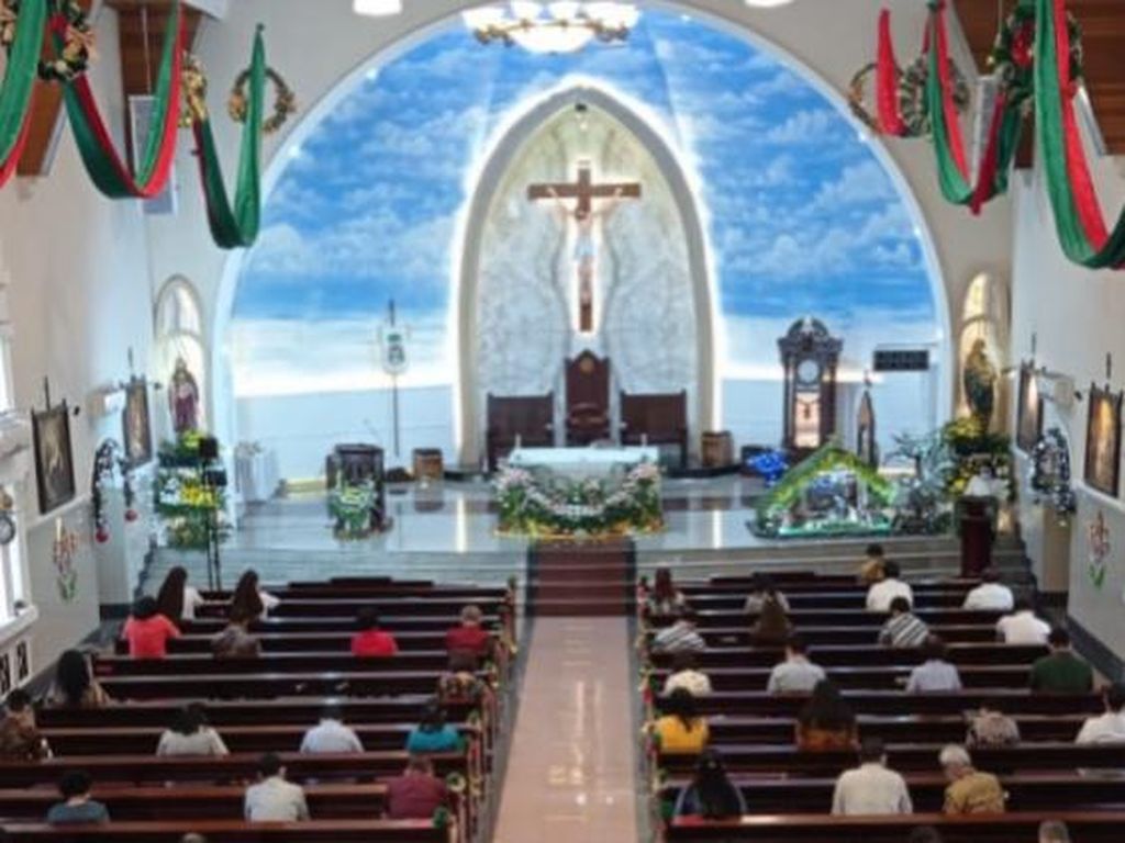 Gereja Katedral Medan Gelar Misa Natal, Jemaat Pakai Masker-Jaga Jarak Gereja Katedral Medan Gelar Misa Natal, Jemaat Pakai Masker-Jaga Jarak