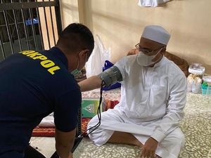 Kesehatan Habib Rizieq Dicek Polisi, FPI: Sehat, Tak Ada Keluhan Kesehatan Habib Rizieq Dicek Polisi, FPI: Sehat, Tak Ada Keluhan