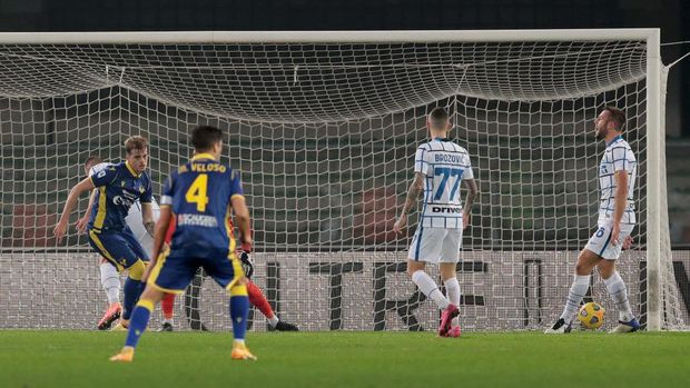 VERONA, ITALY - DECEMBER 23: Ivan Ilic of Verona celebrates after scoring the first goal for his sides during the Serie A match between Hellas Verona FC and FC Internazionale at Stadio Marcantonio Bentegodi on December 23, 2020 in Verona, Italy.  Italy's sports stadiums remain under strict restrictions due to the coronavirus pandemic, as the government's social distancing laws prohibit fans within venues, causing games to be played behind closed doors.  (Photo by Emilio Andreoli / Getty Images)