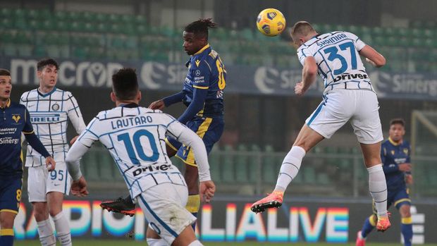 VERONA, ITALY - DECEMBER 23: Internazionale's Milan Skriniar scores the second goal for his sides during the Serie A match between Hellas Verona FC and FC Internazionale at Stadio Marcantonio Bentegodi on December 23, 2020 in Verona, Italy.  Italy's sports stadiums remain under strict restrictions due to the coronavirus pandemic, as the government's social distancing laws prohibit fans within venues, causing games to be played behind closed doors.  (Photo by Emilio Andreoli / Getty Images)