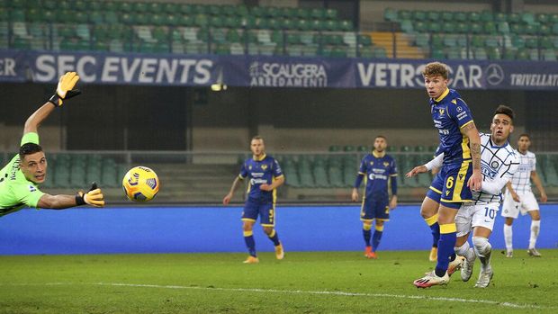 Lautaro Martínez of Inter Milan, right, scores his team's first goal during the Serie A soccer match between Verona and Inter Milan in Verona, Italy, on Wednesday, December 23, 2020 (Paola Garbuio / LaPresse via AP)