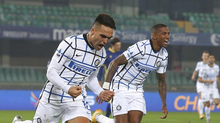 Inter Milan’s Lautaro Martinez, left, celebrates after scoring his sides opening goal  during the Serie A soccer match between Verona and Inter Milan in Verona, Italy Wednesday, Dec. 23, 2020.  (Paola Garbuio/LaPresse via AP)