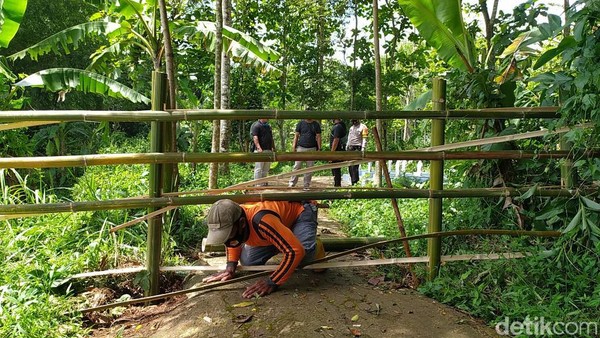 Jalan Ditutup dan Makam Dipindahkan di Ciamis