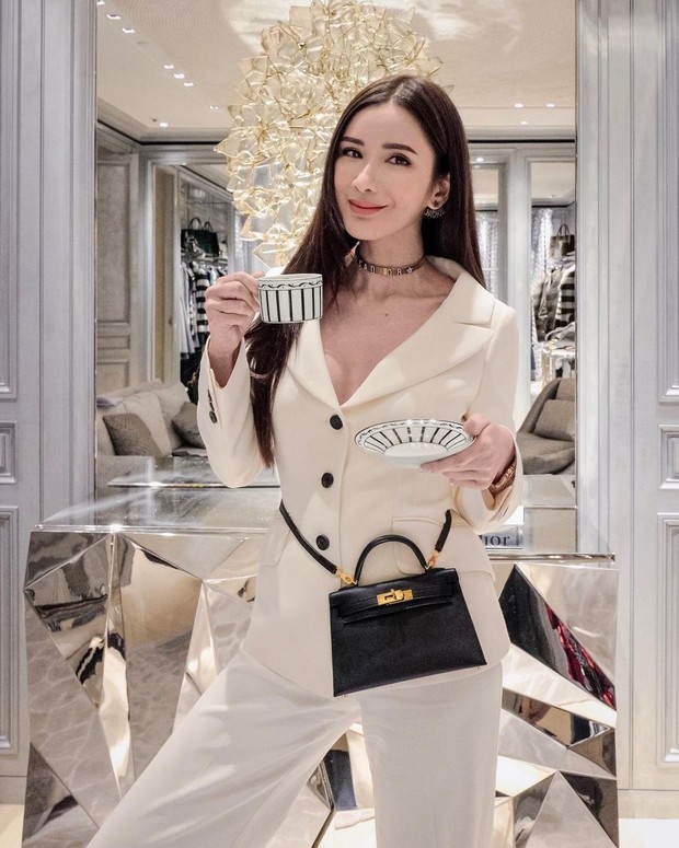 Jamie Chua mengenakan tas Hèrmes mini berwarna hitam