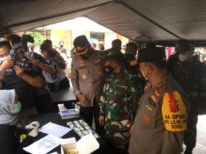 Polda Metro Jaya-Kodam Jaya Gelar Swab Antigen Gratis di Stasiun Pasar Senen Polda Metro Jaya-Kodam Jaya Gelar Swab Antigen Gratis di Stasiun Pasar Senen