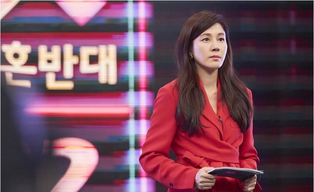 Kim Ha Neul berperan sebagai seorang ibu tunggal dan pembawa berita di drama 18 Again/Sumber/Soompi Kim Ha Neul dalam drama 18 Again.