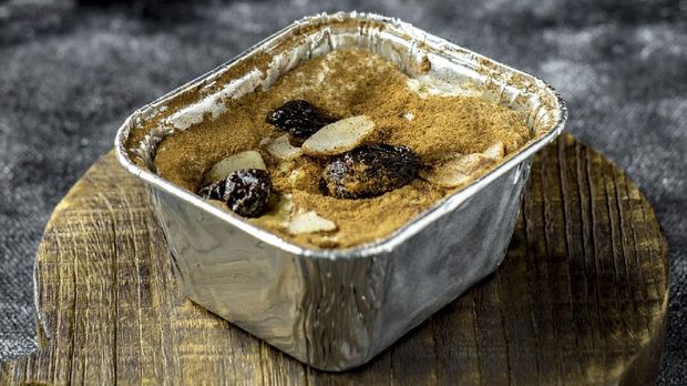 Kue Klappertaart Klappertaart is a Dutch-influenced Indonesian cake originating from Manado, North Sulawesi. It literally means