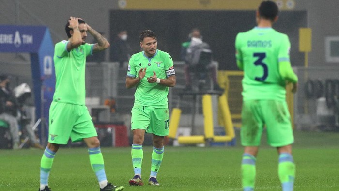 MILAN, ITALY - DECEMBER 23: Ciro Immobile of SS Lazio celebrates after scoring their teams second goal during the Serie A match between AC Milan and SS Lazio at Stadio Giuseppe Meazza on December 23, 2020 in Milan, Italy. Sporting stadiums around Italy remain under strict restrictions due to the Coronavirus Pandemic as Government social distancing laws prohibit fans inside venues resulting in games being played behind closed doors. (Photo by Marco Luzzani/Getty Images)