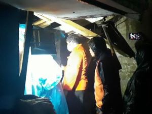 Sekeluarga Terjebak Dalam Rumah Tertimpa Longsor di Bandung Barat