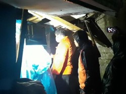 Sekeluarga Terjebak Dalam Rumah Tertimpa Longsor di Bandung Barat