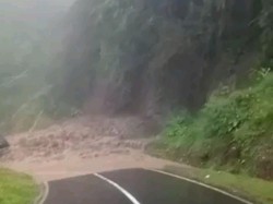 Jalur Garut-Bandung Terputus Akibat Longsor di Kawasan Talegong