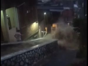 Ngeri! Luapan Air Sungai Terjang Permukiman Warga di Bandung Ngeri! Luapan Air Sungai Terjang Permukiman Warga di Bandung