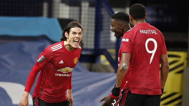 LIVERPOOL, ENGLAND - DECEMBER 23: Edinson Cavani (l) of Manchester United celebrates with team mates Axel Tuanzebe and Anthony Martial (r) after scoring their sides first goal during the Carabao Cup Quarter Final match between Everton and Manchester United at Goodison Park on December 23, 2020 in Liverpool, England.  A limited number of fans (2000) are welcomed back to stadiums to watch elite football across England. This was following easing of restrictions on spectators in tiers one and two areas only. (Photo by Clive Brunskill/Getty Images)