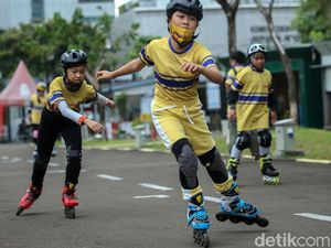 Melihat Bibit Atlet Sepatu Roda Berlatih