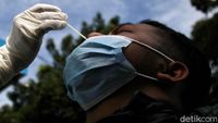 Momen Penumpang Bus Jalani Rapid Test Antigen
