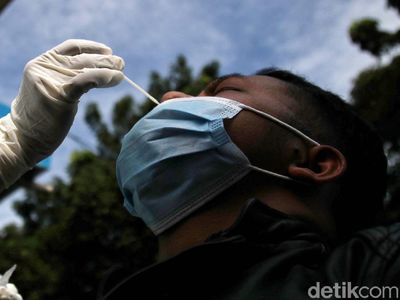 Momen Penumpang Bus Jalani Rapid Test Antigen