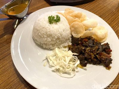 Bisa Makan Oseng Gulai Paru dengan Panorama Kota Semarang di Sini
