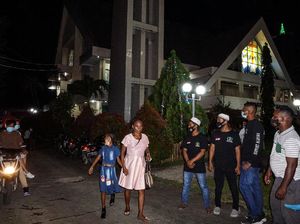 Pemuda Muslim di Jayapura Bantu Jaga Gereja Saat Misa Natal