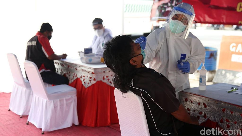 Penumpang-Pengemudi Bus Jalani Rapid Test Antigen Penumpang-Pengemudi Bus Jalani Rapid Test Antigen