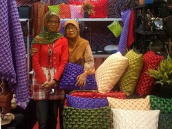 Pengrajin Sarung Bantal Berdayakan Ibu-ibu, Segini Omzetnya Per Bulan