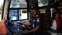 Petugas Lakukan Ram Cek Bus Angkutan Mudik