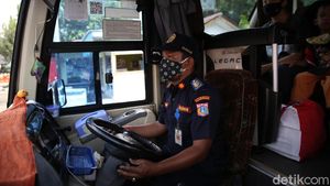 Petugas Lakukan Ram Cek Bus Angkutan Mudik