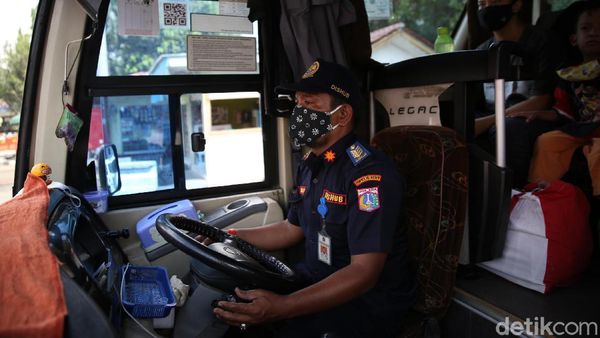 Petugas Lakukan Ram Cek Bus Angkutan Mudik