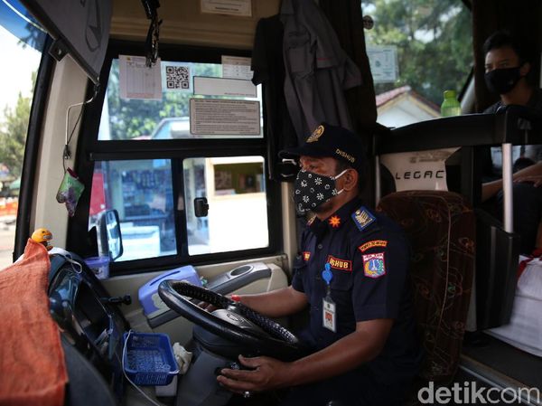 Petugas Lakukan Ram Cek Bus Angkutan Mudik