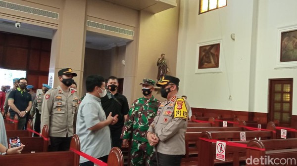 Polisi Kawal Gereja di Bandung Polisi Kawal Gereja di Bandung