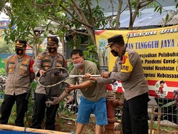 Polres Pelabuhan Tj Priok Bagi Sembako hingga Panen Ikan di Kampung Tangguh