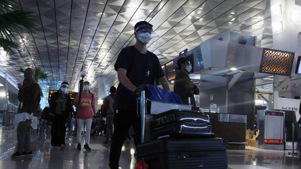 Potret Puncak Arus Mudik Nataru di Bandara Soetta Potret Puncak Arus Mudik Nataru di Bandara Soetta