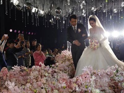 10 Foto Ini Bukti Pernikahan di China Kembali Meriah Setelah Wabah Corona