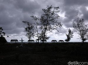 Prasasti Metahamuk di Pantai Welulik nan Indah Prasasti Metahamuk di Pantai Welulik nan Indah