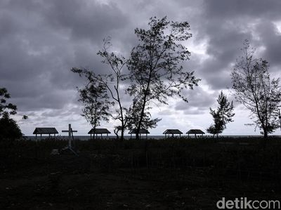 Prasasti Metahamuk di Pantai Welulik nan Indah