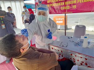 Penumpang-Pengemudi Bus Jalani Rapid Test Antigen di Terminal Kampung Rambutan Penumpang-Pengemudi Bus Jalani Rapid Test Antigen di Terminal Kampung Rambutan