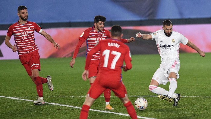MADRID, SPAIN - DECEMBER 23: Karim Benzema of Real Madrid scores their sides second goal during the La Liga Santander match between Real Madrid and Granada CF at Estadio Alfredo Di Stefano on December 23, 2020 in Madrid, Spain. Sporting stadiums around Spain remain under strict restrictions due to the Coronavirus Pandemic as Government social distancing laws prohibit fans inside venues resulting in games being played behind closed doors. (Photo by Denis Doyle/Getty Images)