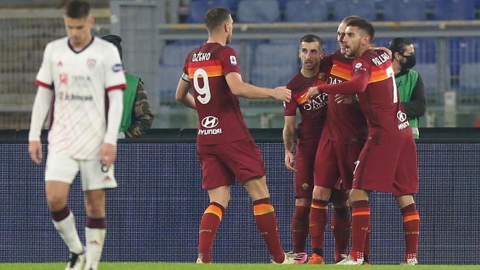 ROME, ITALY - DECEMBER 23: Edin Dzeko of Roma celebrates with Lorenzo Pellegrini and team mates after scoring their sides second goal during the Serie A match between AS Roma and Cagliari Calcio at Stadio Olimpico on December 23, 2020 in Rome, Italy. Sporting stadiums around Italy remain under strict restrictions due to the Coronavirus Pandemic as Government social distancing laws prohibit fans inside venues resulting in games being played behind closed doors. (Photo by Paolo Bruno/Getty Images)