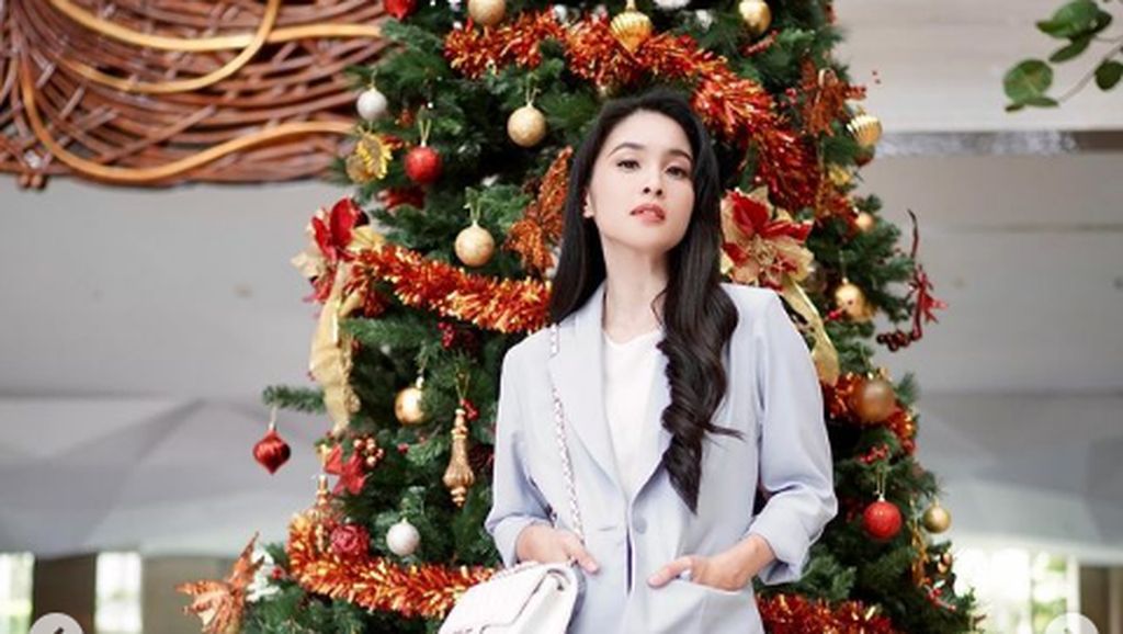 7 Gaya Sandra Dewi dan Pohon Natal, Cantiknya bak ABG Padahal Ibu 2 Anak