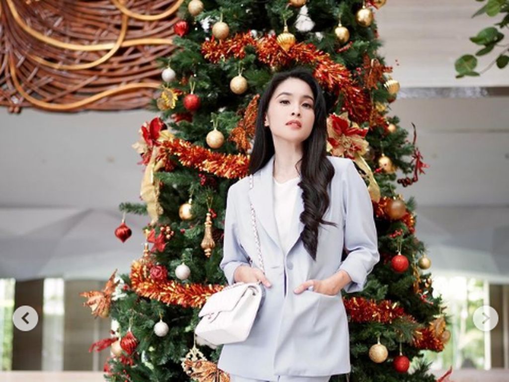 7 Gaya Sandra Dewi dan Pohon Natal, Cantiknya bak ABG Padahal Ibu 2 Anak