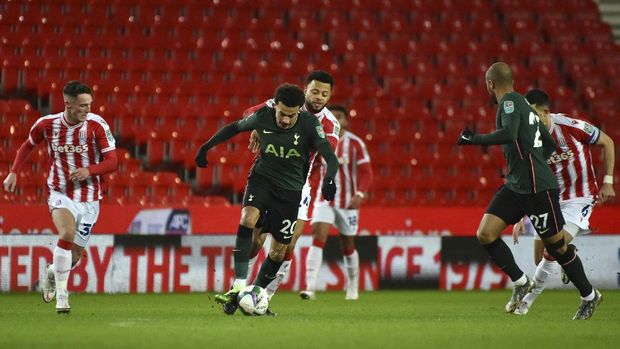 Tottenham's Dele Alli, centre, is chased by Stoke's Jordan Cousins during the English League Cup quarterfinal soccer match between Stoke City and Tottenham Hotspur at the Bet365 Stadium in Stoke on Trent, England, Wednesday Dec. 23, 2020. (AP Photo/Rui Vieira)