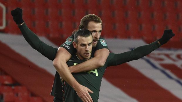 Tottenham's Gareth Bale, front, celebrates with Harry Kane after scoring his side's opening goal during the English League Cup quarterfinal soccer match between Stoke City and Tottenham Hotspur at the Bet365 Stadium in Stoke on Trent, England, Wednesday Dec. 23, 2020. (AP Photo/Rui Vieira)
