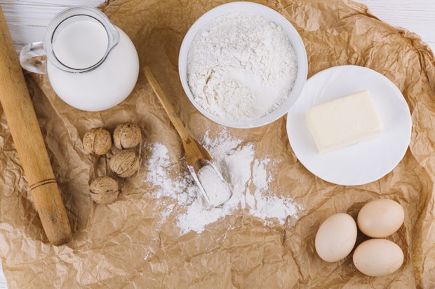 Kandungan protein, vitamin B dan asam laktat yang ditemukan dalam susu full cream juga dapat memulihkan dan melindungi rambut alis
