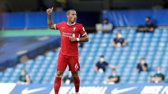 LONDON, ENGLAND - SEPTEMBER 20: Thiago Alcantara of Liverpool in action during the Premier League match between Chelsea and Liverpool at Stamford Bridge on September 20, 2020 in London, England. (Photo by Matt Dunham - Pool/Getty Images)