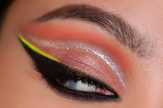 Biar tampil maksimal saat pakai masker, coba sontek gaya riasan mata Suhay Salim dengan ekor yang berwarna